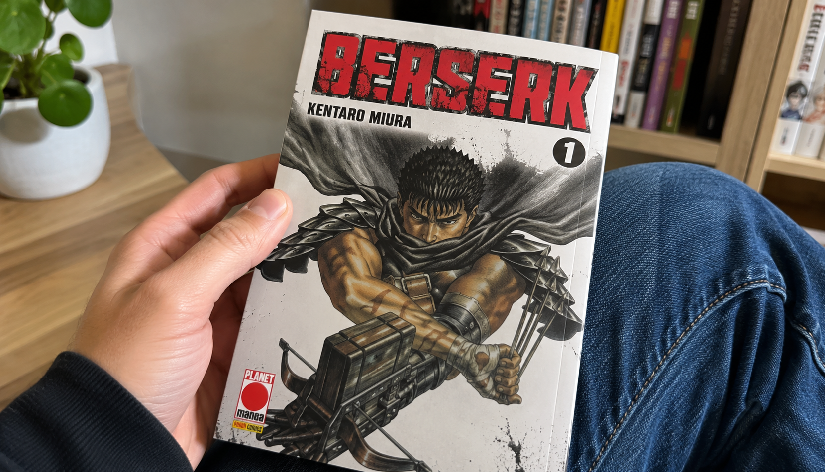 Volume 1 del manga Berserk di Kentaro Miura con Guts in copertina